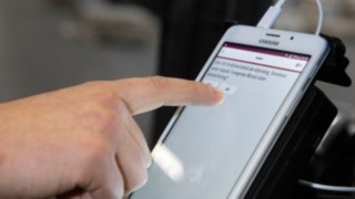 Truckförare utför en daglig tillsyn på en truck innan arbetspasset.