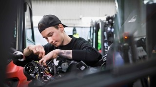 Servicetekniker från Linde som mekar på en truck. Servicetekniker från Linde som mekar på en truck.