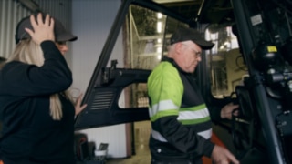 Micke jobbar som servicetekniker för Linde och är på plats hos Paroc i deras verkstad. Micke jobbar som servicetekniker för Linde och är på plats hos Paroc i deras verkstad.