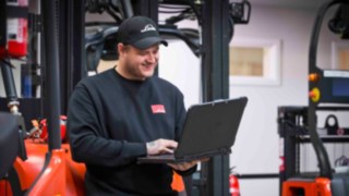 Lindes servicetekniker vid en truck.
