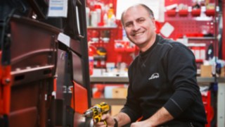 Sherwan jobbar som teknisk montör på Linde MH. Sherwan jobbar som teknisk montör på Linde MH.