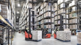 Smalgångstruckar från Linde Material Handling är anslutna och kommunicerar med varandra genom fleet management-systemet connect.